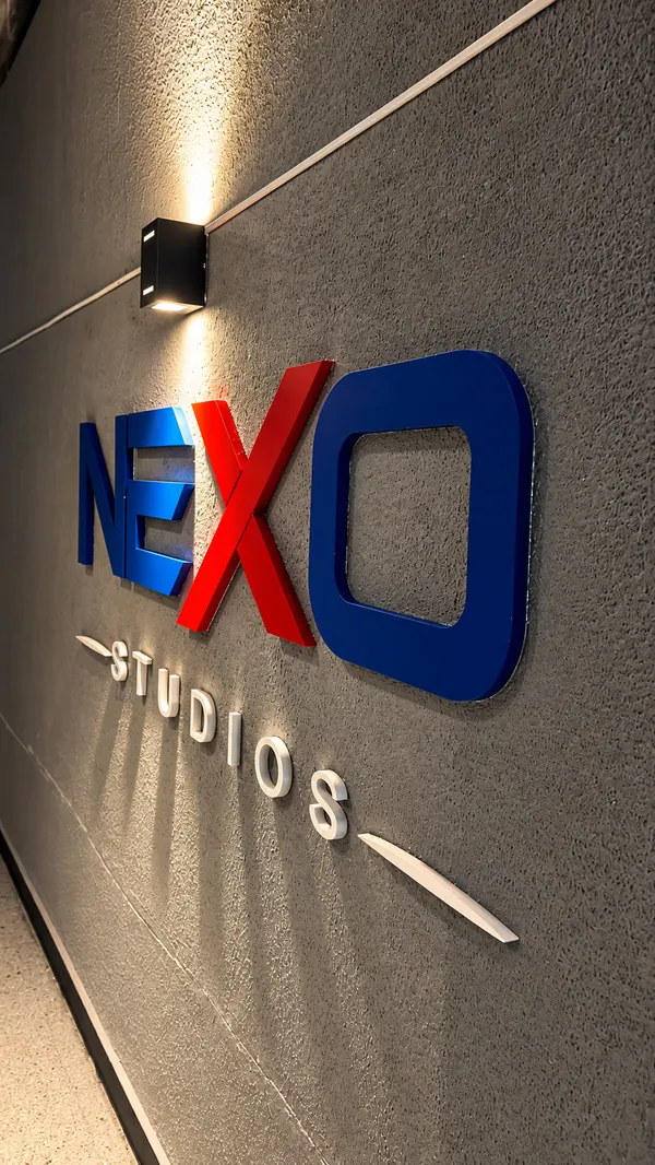 Cartel de NEXO Studios en la pared texturizada