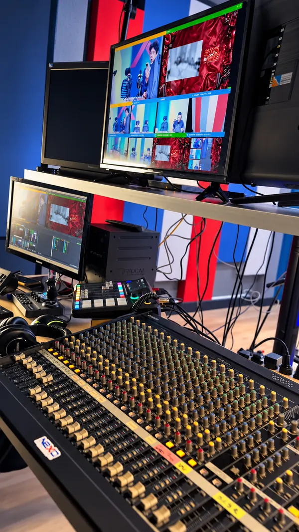 El control: consola de mezcla y monitores con las tomas en vivo