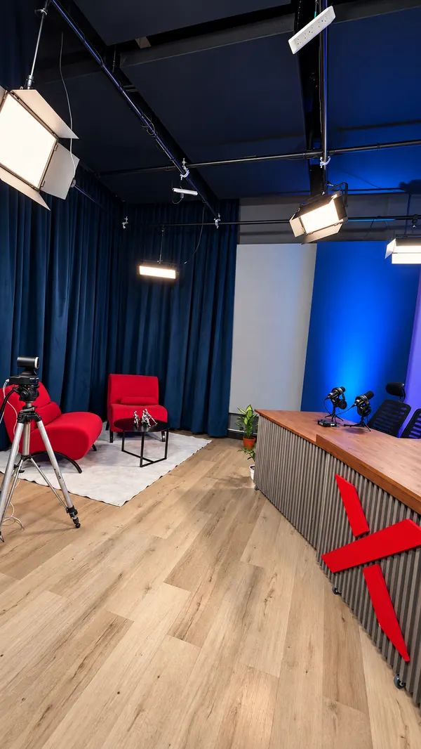 Vista general del set de NEXO Studios con luces, mesa y sillones