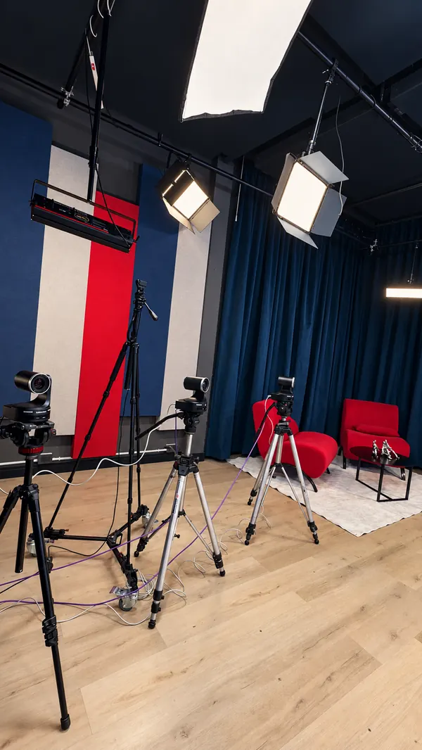 Los sillones rojos de entrevista con cámaras y luces de set